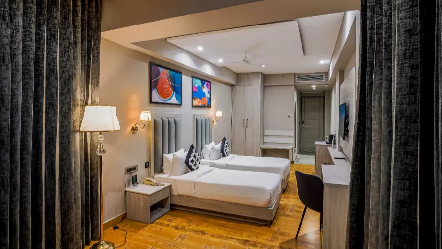 Club with twin bed